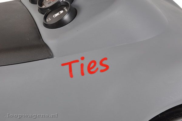 Deze rode eigennaam sticker maakt jouw auto nog mooier.