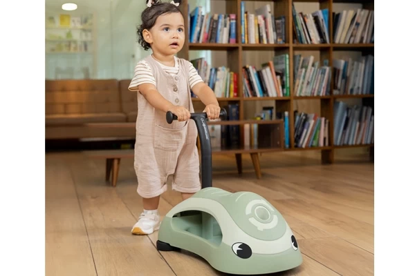 Achter de wagen aan lopen 