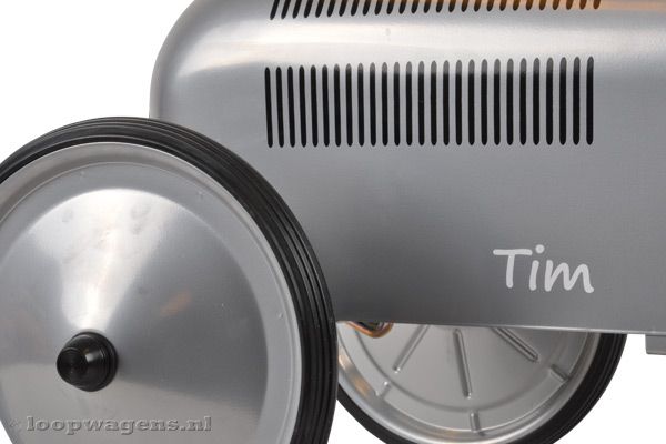 Loopauto voorzien van naamsticker.