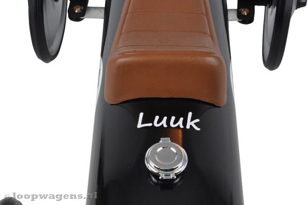 De sticker kan achter het zadel komen.