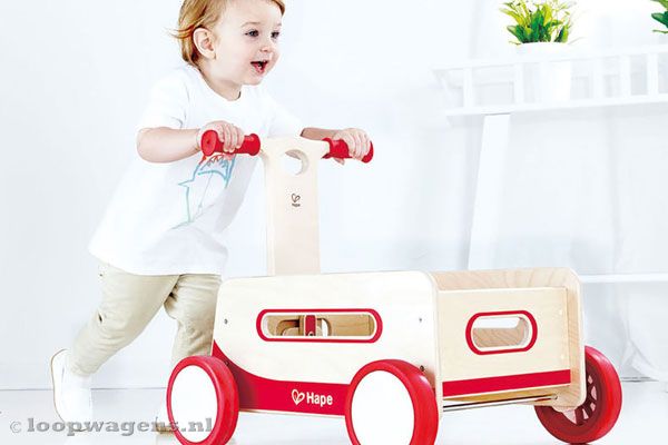 Je kunt de loopwagen duwen.