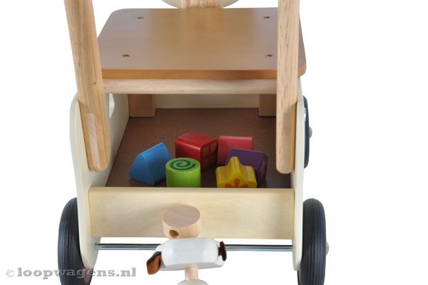 Binnenin is ruimte voor houten blokken.