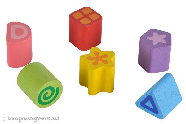 Compleet met 6 gekleurde houten blokken.