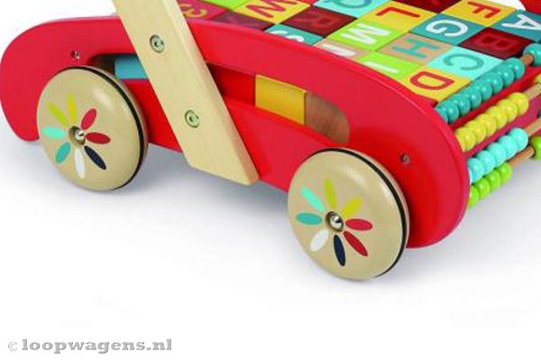 Houten wielen met rubberen loopvlak.