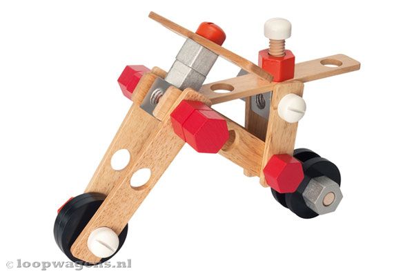 Knutsel bijvoorbeeld een motor.