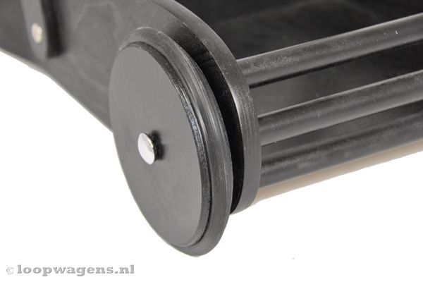 Houten wielen met rubberen loopvlak.