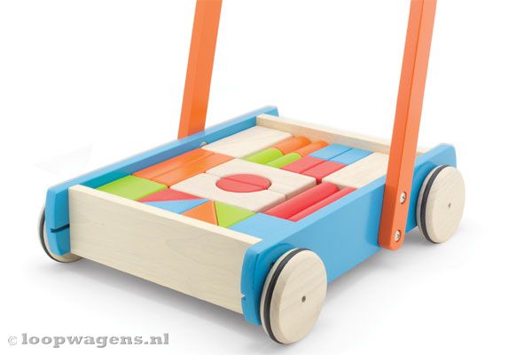 Houten loopwagen met blokken.
