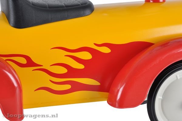 Zijkant met rode vlammen.