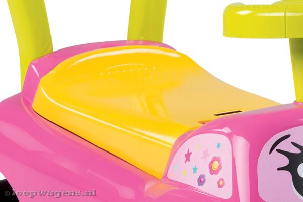 Met handige opbergruimte onder de zitting.