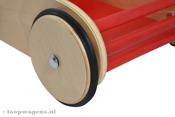 Rubberen bandjes om de houten wielen.